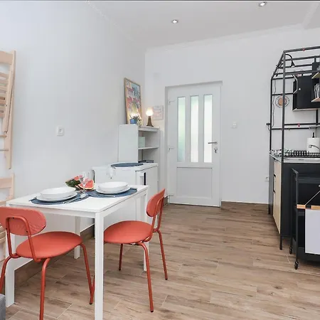 Apartament Feria 2 *